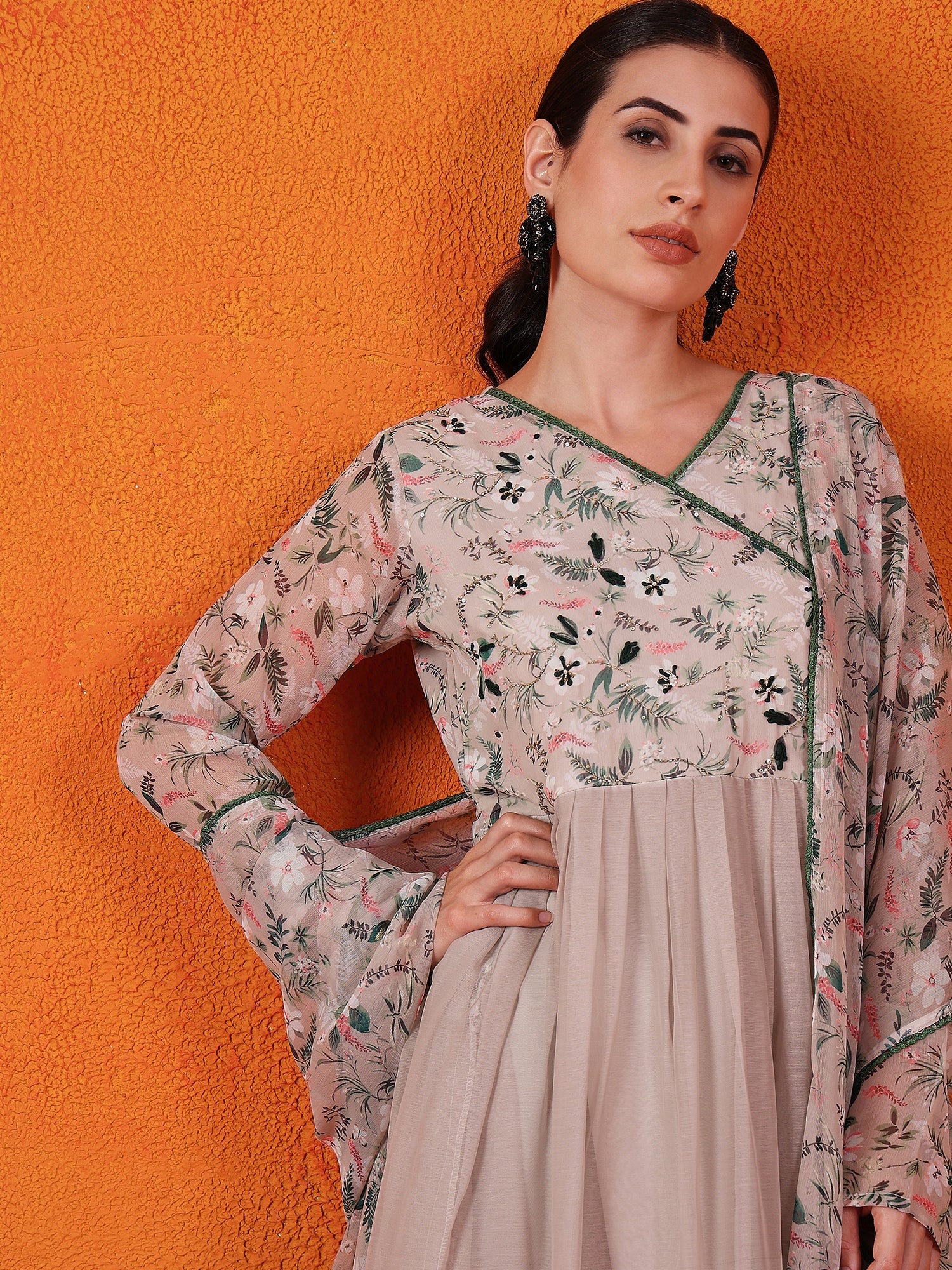 Women Floral Thread Work Kurta with Trousers & With Dupatta